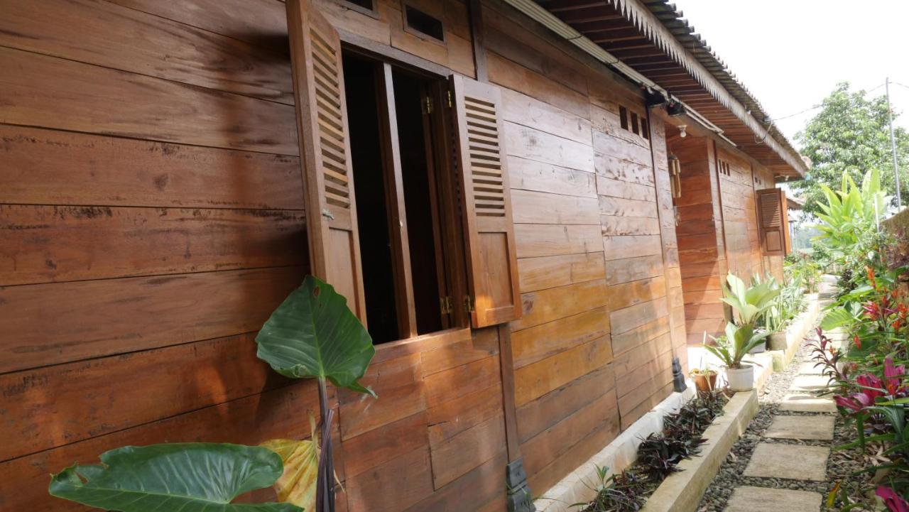 Maison d'hôtes Sanggar Pantcha Indra à Kemuning Extérieur photo