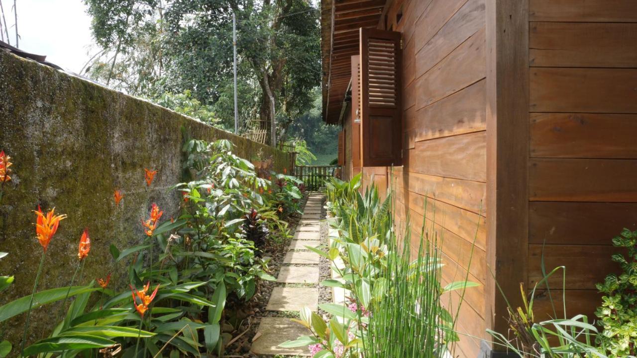 Maison d'hôtes Sanggar Pantcha Indra à Kemuning Extérieur photo