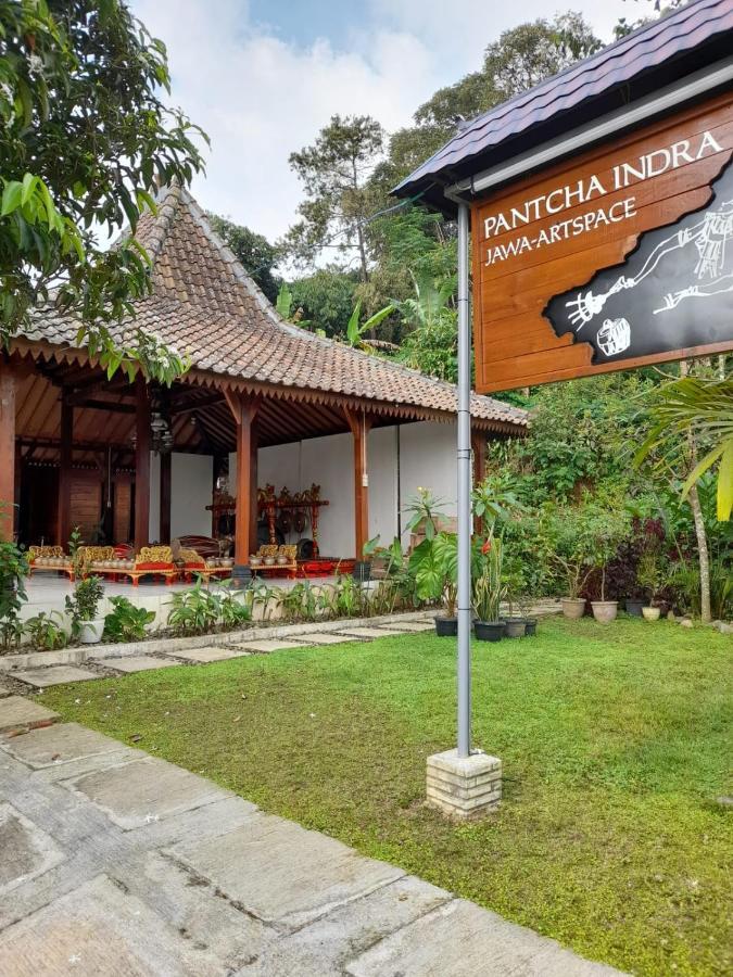 Maison d'hôtes Sanggar Pantcha Indra à Kemuning Extérieur photo
