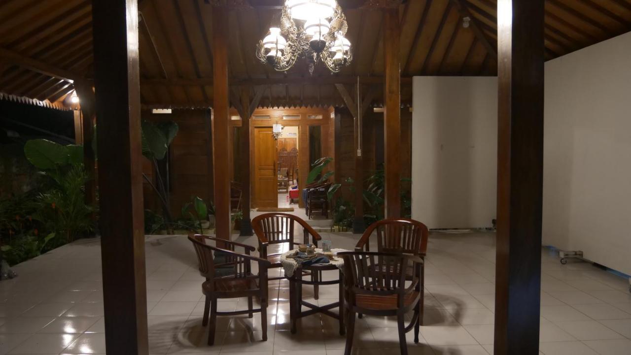 Maison d'hôtes Sanggar Pantcha Indra à Kemuning Extérieur photo