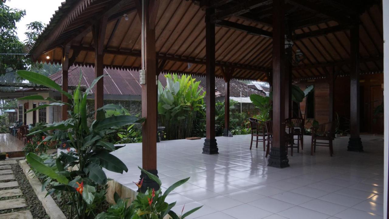 Maison d'hôtes Sanggar Pantcha Indra à Kemuning Extérieur photo