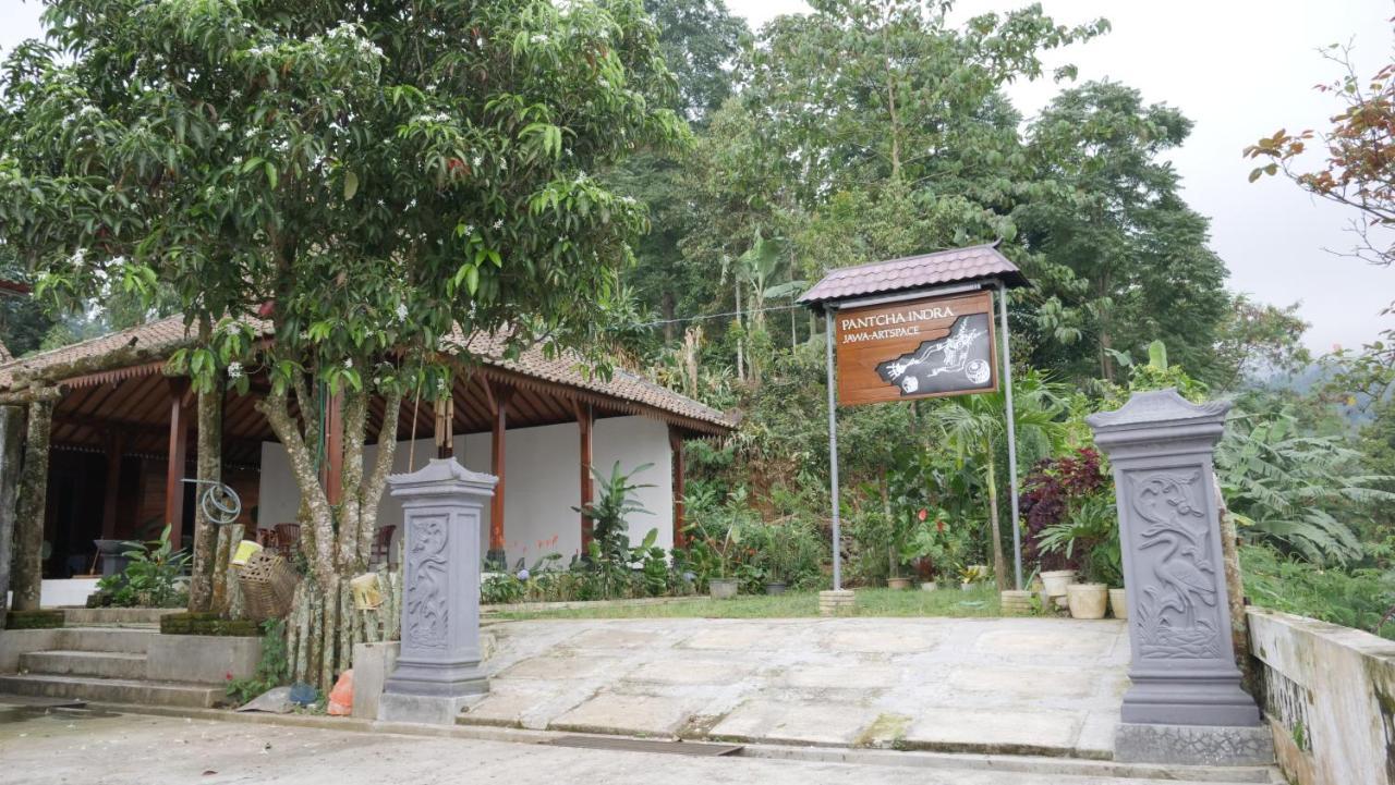 Maison d'hôtes Sanggar Pantcha Indra à Kemuning Extérieur photo