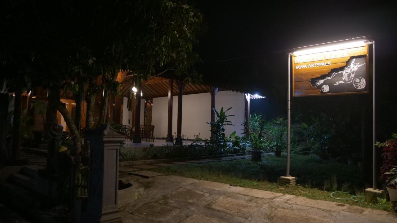 Maison d'hôtes Sanggar Pantcha Indra à Kemuning Extérieur photo